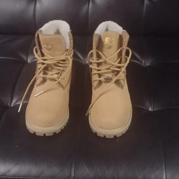 Wheat Timberland Boots Size 4.5 in kids fur inside. - Picture 4 of 5